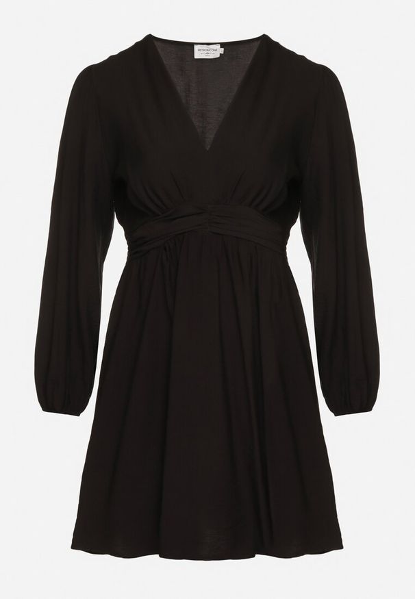 Born2be - Czarna Rozkloszowana Sukienka z Marszczeniem w Talii i Dekoltem w Serek Salindea. Okazja: na co dzień. Typ kołnierza: dekolt w serek. Kolekcja: plus size. Kolor: czarny. Długość rękawa: długi rękaw. Typ sukienki: dla puszystych. Styl: elegancki, casual