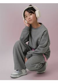 4f - 4F Bluza dresowa loose bez kaptura dziewczęca - szara 122/128 (6-8 lat). Okazja: na co dzień. Typ kołnierza: bez kaptura. Kolor: szary. Materiał: dresówka. Sezon: lato. Styl: casual #1