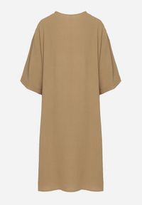 Born2be - Ciemnobeżowa Sukienka Pudełkowa z Guzikami i Ozdobnymi Haftami Jenivanea. Okazja: na co dzień. Typ kołnierza: dekolt w serek. Kolor: beżowy. Materiał: skóra. Długość rękawa: długi rękaw. Wzór: haft. Styl: casual, elegancki #5