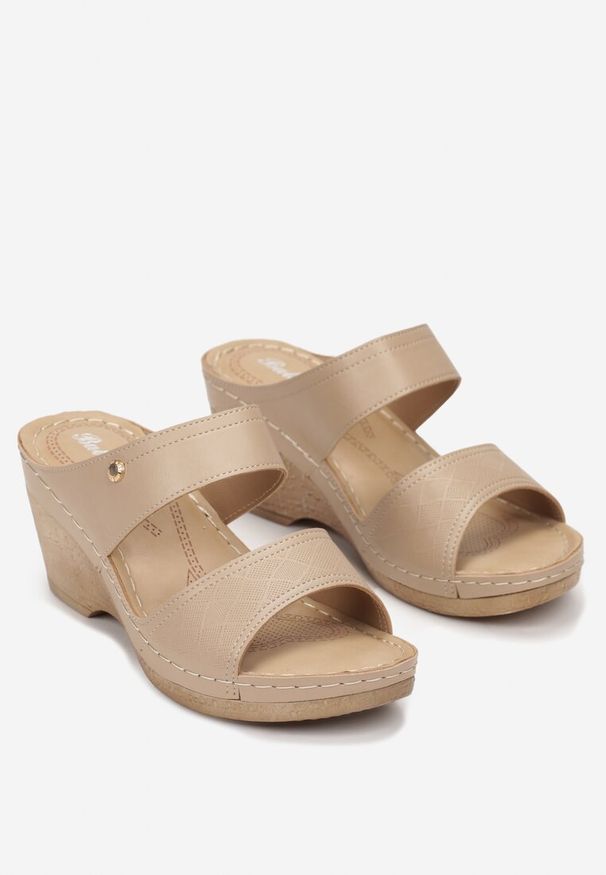 Born2be - Beżowe Klapki na Koturnie z Szerokimi Paskami i Odkrytym Noskiem Aniy. Kolor: beżowy. Obcas: na koturnie