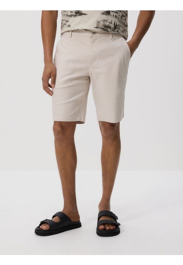 Reserved - Szorty carrot fit - beżowy. Kolor: beżowy. Materiał: bawełna, tkanina