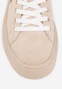 Born2be - Beżowe Sneakersy Vices na Grubej Tłoczonej Podeszwie ze Sznurowaniem i Metaliczną Ozdobą Ulfedi. Okazja: na co dzień. Kolor: beżowy. Materiał: satyna, jeans. Wzór: aplikacja #7