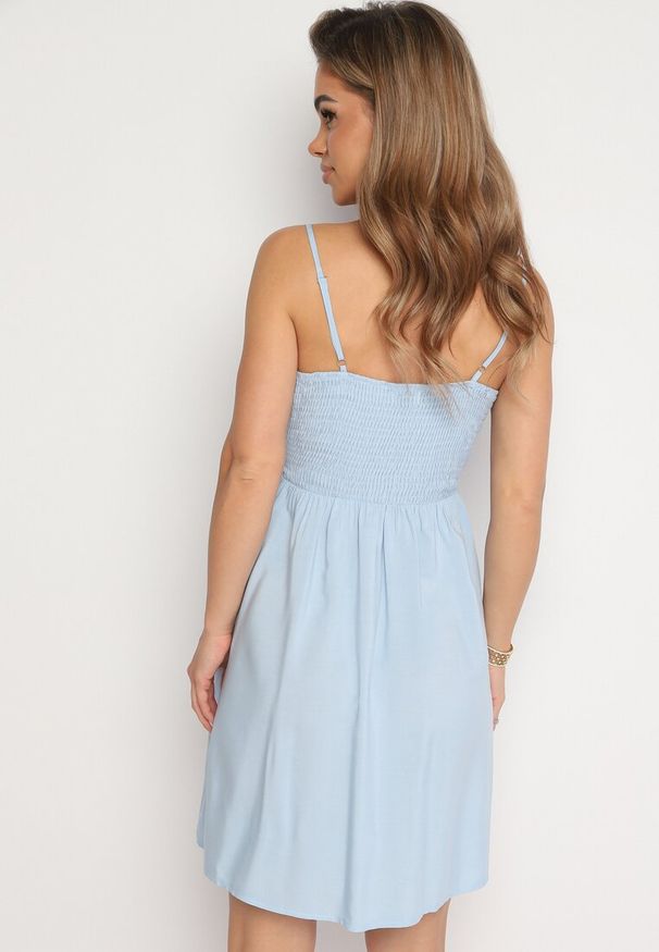 Born2be - Niebieska Bawełniana Sukienka na Cienkich Regulowanych Ramiączkach z Kopertowym Dekoltem Pennea. Okazja: na co dzień. Typ kołnierza: dekolt kopertowy. Kolor: niebieski. Materiał: bawełna. Długość rękawa: na ramiączkach. Typ sukienki: kopertowe. Styl: sportowy, casual, elegancki