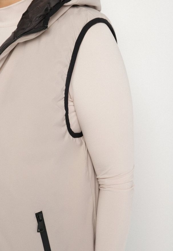 Born2be - Jasnobeżowa Dwustronna Kamizelka z Kapturem Zdobiona Pikowanymi Przeszyciami Tuliona. Okazja: na spacer. Typ kołnierza: kaptur. Kolekcja: plus size. Kolor: beżowy. Materiał: jeans. Wzór: aplikacja. Styl: elegancki