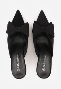 Renee - Czarne Klapki Mule na Szpilce z Kokardką Kimoseis. Nosek buta: otwarty. Kolor: czarny. Materiał: zamsz, skóra. Wzór: aplikacja. Sezon: lato. Obcas: na szpilce. Wysokość obcasa: średni #9