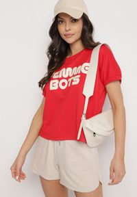 Born2be - Czerwony T-shirt Ozdobiony Napisem Devenee. Okazja: na co dzień. Kolor: czerwony. Materiał: jeans. Wzór: napisy, aplikacja. Styl: klasyczny, casual