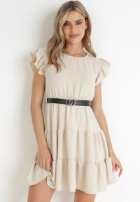 Born2be - Jasnobeżowa Sukienka z Gumką i Paskiem w Talii Ozdobiona Falbankami Deliga. Okazja: na co dzień. Typ kołnierza: kołnierz z falbankami. Kolor: beżowy. Wzór: aplikacja. Styl: casual #1