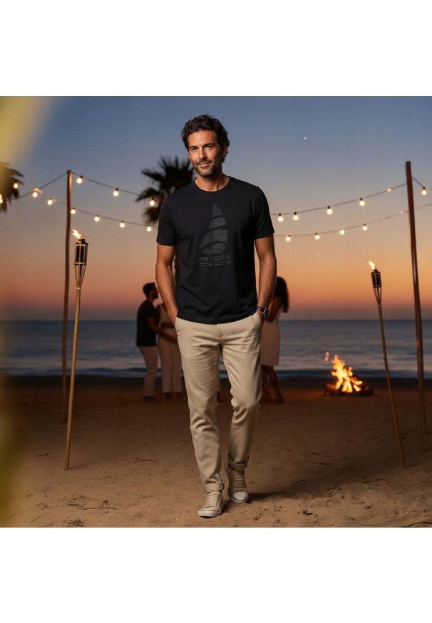 Męska Koszulka (T-Shirt) - Pako Jeans - Czarna, Motyw Żeglarski, Żagiel. Okazja: na co dzień. Kolor: czarny. Materiał: bawełna. Wzór: nadruk. Styl: casual