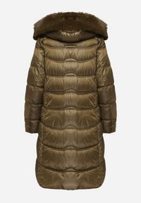 Born2be - Zielona Pikowana Kurtka Długa z Odpinanym Kapturem z Futrem i Rozcięciem na Napy Dennithra. Okazja: na spacer, na co dzień, na spotkanie biznesowe. Kolor: zielony. Materiał: futro. Długość: długie. Styl: casual, elegancki, sportowy, biznesowy #2