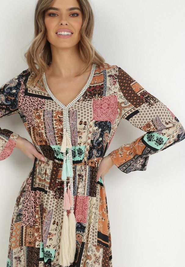 Born2be - Beżowa Sukienka Diomiera. Typ kołnierza: dekolt w kształcie V, typu klepsydra. Kolor: beżowy. Materiał: tkanina. Wzór: kolorowy. Styl: boho. Długość: maxi