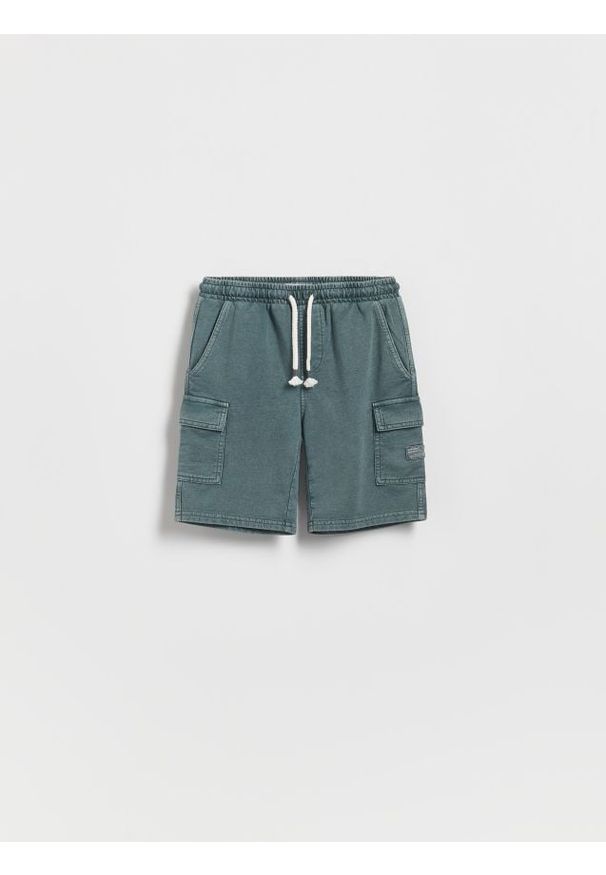 Reserved - Bawełniane szorty cargo - zielony. Kolor: zielony. Materiał: bawełna