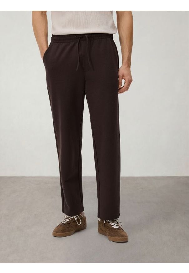 Reserved - Spodnie z wiązaniem - brązowy. Kolor: brązowy. Materiał: dzianina, bawełna