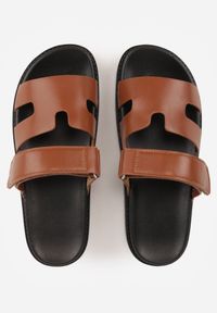 Renee - Brązowe Klapki na Platformie z Geometrycznymi Paskami Neorith. Okazja: na co dzień. Kolor: brązowy. Materiał: jeans. Wzór: geometria. Obcas: na platformie. Styl: casual #8