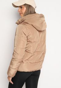 Born2be - Ciemnobeżowa Dwustronna Pikowana Kurtka z Kapturem Ściągana przy Rękawach Nevelas. Okazja: na co dzień, na spacer. Typ kołnierza: kaptur. Kolor: beżowy. Materiał: jeans. Wzór: aplikacja. Styl: casual, elegancki, sportowy #5