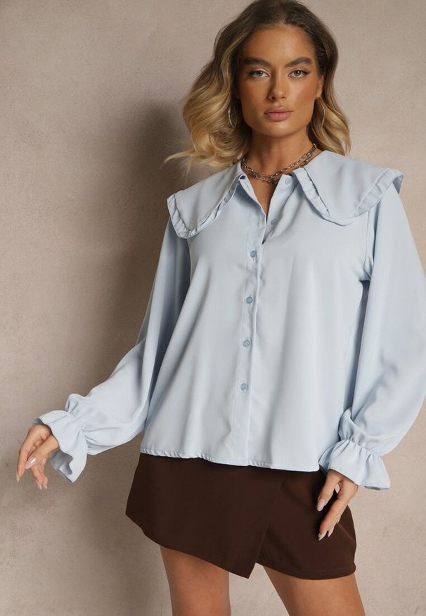 Renee - Jasnoniebieska Koszula Ozdobiona Falbankami i Kołnierzykiem Evirana. Okazja: na co dzień. Typ kołnierza: kołnierz z falbankami. Kolor: niebieski. Materiał: jeans. Długość rękawa: długi rękaw. Długość: długie. Wzór: aplikacja. Styl: casual, elegancki