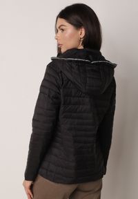 Born2be - Czarna Pikowana Kurtka Przejściowa z Kapturem z Lamówką i Ściągaczami Zidara. Okazja: na spacer. Typ kołnierza: kaptur. Kolor: czarny. Materiał: poliester, jeans, dresówka #3