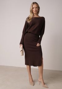 Born2be - Brązowa Dzianinowa Sukienka z Wiskozą o Nietoperzowym Kroju z Dekoltem w Łódkę Tisan. Okazja: na co dzień, na spotkanie biznesowe. Typ kołnierza: dekolt w łódkę. Kolor: brązowy. Materiał: dzianina, wiskoza. Styl: casual, biznesowy #3