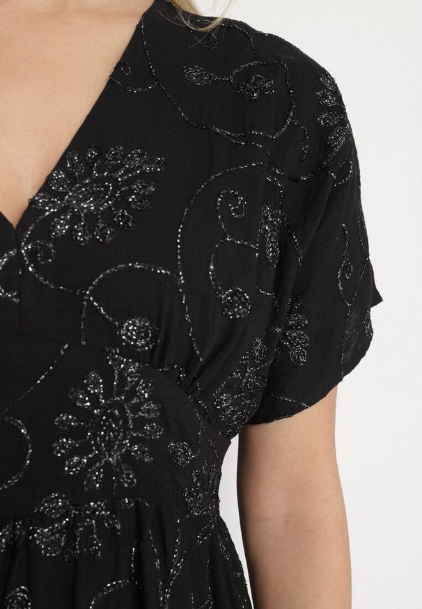 Born2be - Czarna Wiskozowa Sukienka z Metaliczną Nicią i Haftem Nelvesia. Okazja: na co dzień. Kolor: czarny. Materiał: wiskoza. Wzór: haft. Sezon: wiosna. Styl: klasyczny, casual, elegancki