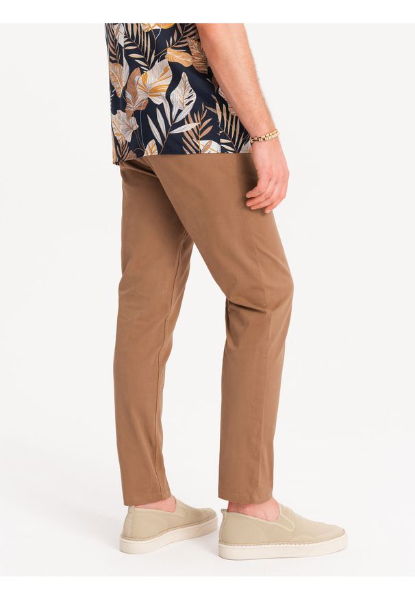 Ombre Clothing - Spodnie męskie chino z ozdobną taśmą w pasie SLIM FIT – brązowe V4 OM-PACP-0118 - XXL. Okazja: na co dzień. Kolor: brązowy. Materiał: bawełna, elastan. Styl: casual