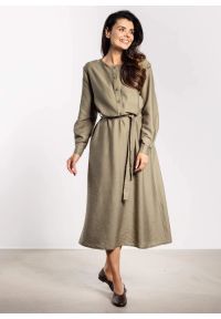 Infinite You - Sukienka rozkloszowana z długim rękawem i paskiem zielona. Okazja: na co dzień, do pracy. Kolor: zielony, brązowy. Długość rękawa: długi rękaw. Typ sukienki: koszulowe. Styl: casual, elegancki #1