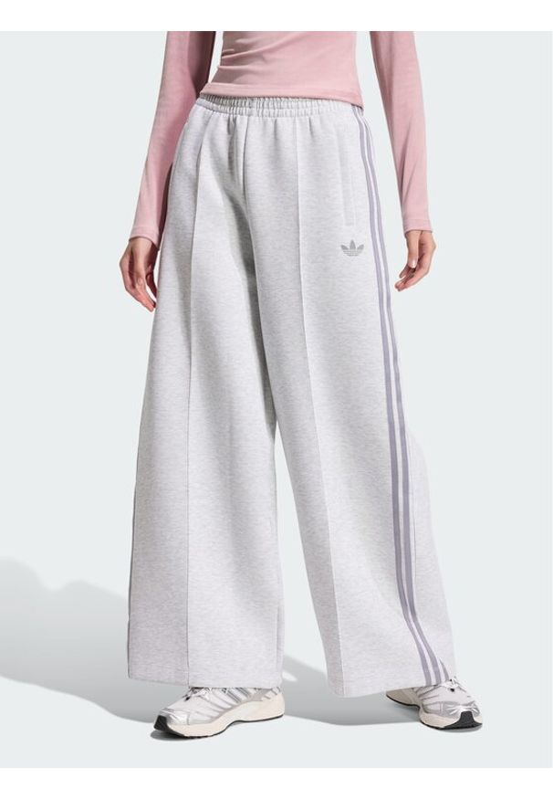 Adidas - adidas Spodnie dresowe SPACER Szary Loose Fit. Kolor: szary. Materiał: dresówka. Sport: turystyka piesza