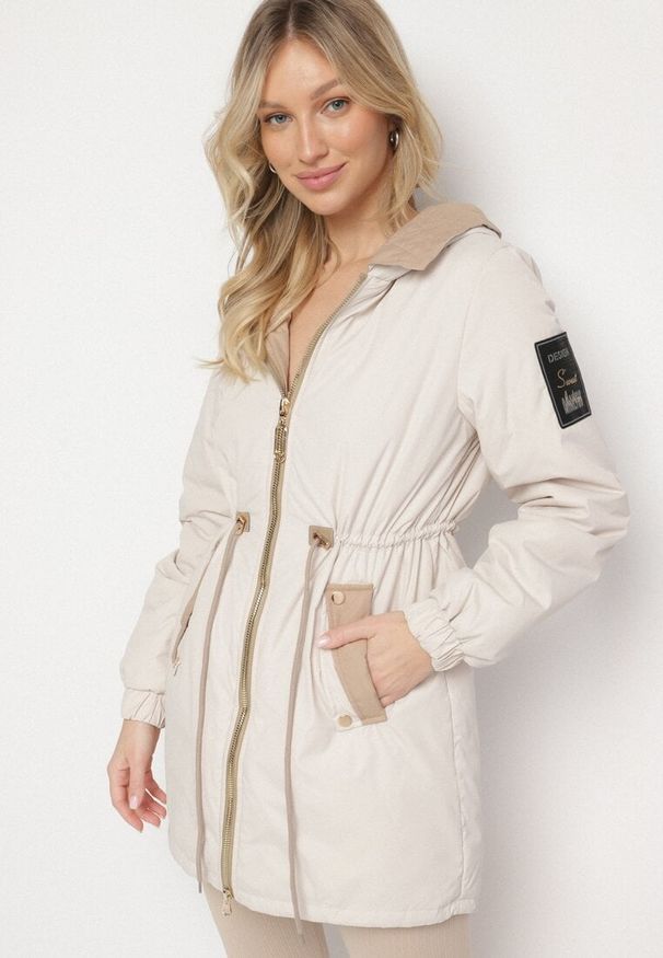 Born2be - Jasnobeżowa Kurtka Parka z Kapturem i Ściągaczem w Pasie Sizana. Okazja: na spacer, na co dzień. Typ kołnierza: kaptur. Kolor: beżowy. Materiał: jeans. Styl: klasyczny, casual, elegancki