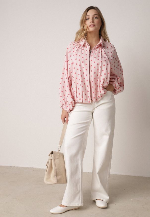 Born2be - Różowa Bluza w Groszki z Wiskozą o Nietoperzowym Kroju z Kołnierzykiem Rayo. Okazja: na co dzień, do pracy. Kolor: różowy. Materiał: wiskoza. Wzór: grochy. Styl: casual, elegancki, retro