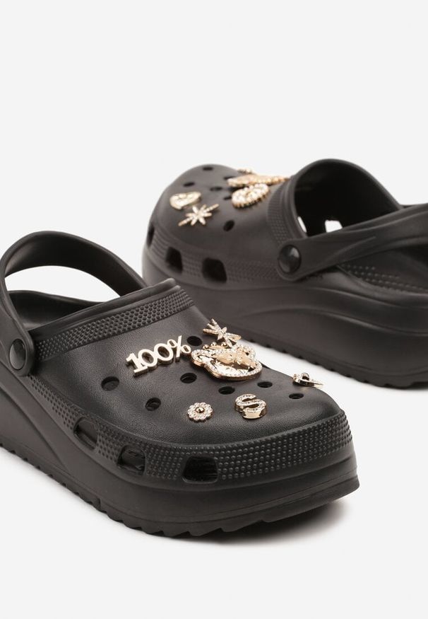Born2be - Czarne Klapki Piankowe w Stylu Chodaków z Przypinkami Sanilia. Okazja: na co dzień. Kolor: czarny. Materiał: jeans. Wzór: aplikacja, kolorowy. Styl: casual