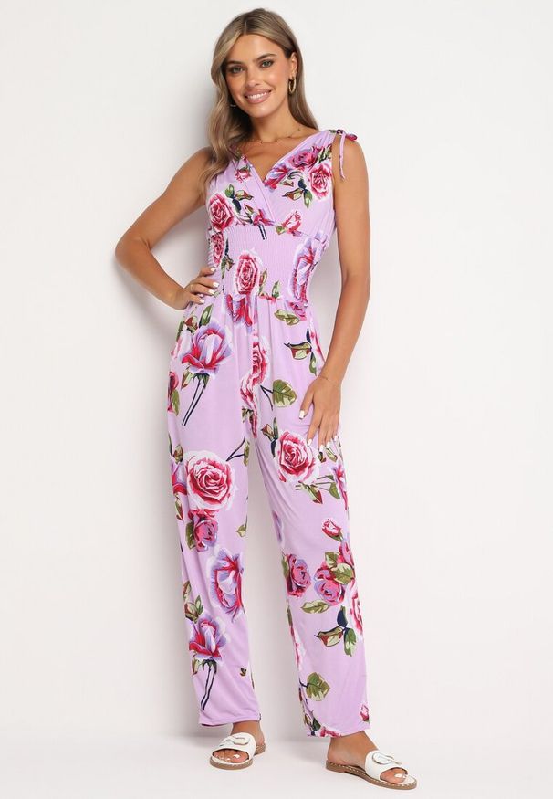 Born2be - Fioletowy Taliowany Kombinezon w Kwiaty z Długimi Nogawkami Renivia. Okazja: na co dzień. Kolor: fioletowy. Długość: długie. Wzór: kwiaty. Styl: casual, street