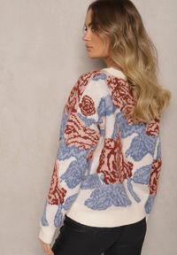 Renee - Jasnobeżowy Pudełkowy Sweter w Rustykalnym Stylu z Metaliczną Nicią i Abstrakcyjnym Wzorem Savelie. Okazja: do pracy. Kolor: beżowy. Materiał: jeans. Długość rękawa: długi rękaw. Długość: długie. Styl: klasyczny, elegancki #5