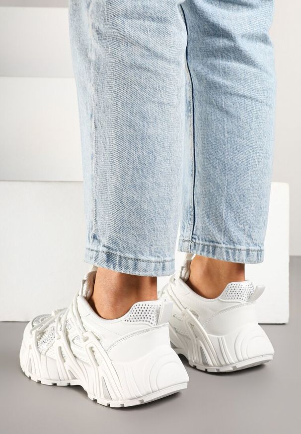 Born2be - Białe Sneakersy na Grubej Podeszwie z Geometrycznym Wzorem i Cyrkoniami Lavinoria. Okazja: na co dzień. Kolor: biały. Materiał: jeans. Wzór: geometria