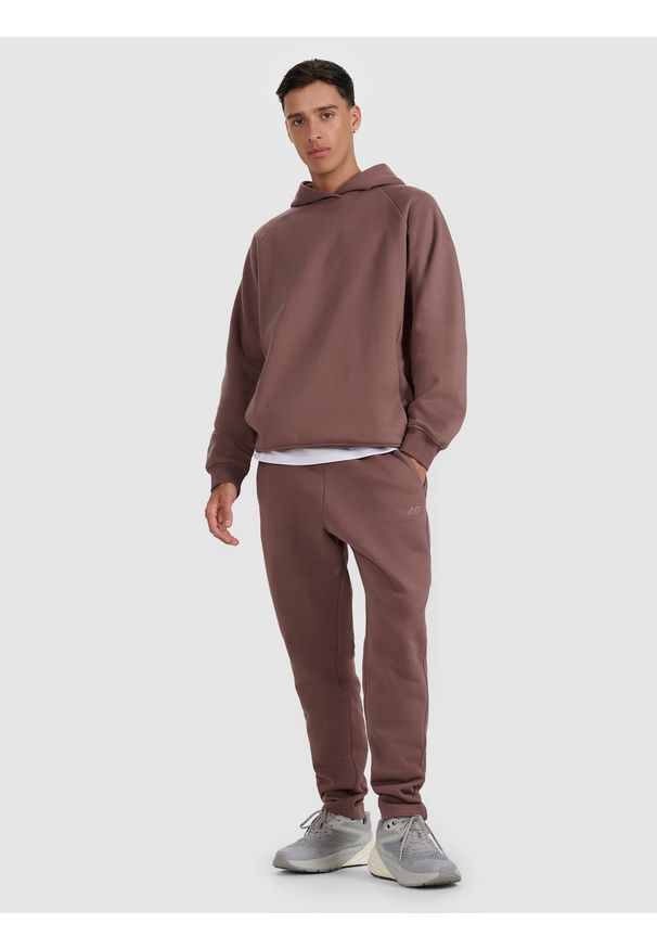 4f - 4F Bluza dresowa nierozpinana z kapturem męska - brązowa S. Okazja: na co dzień. Typ kołnierza: kaptur. Kolor: brązowy. Materiał: dresówka. Długość rękawa: raglanowy rękaw. Styl: casual, sportowy