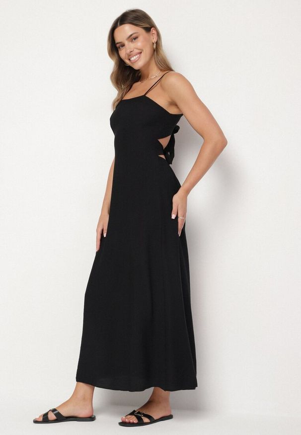 Born2be - Czarna Rozkloszowana Sukienka z Wiskozą Meravela. Okazja: na co dzień. Kolor: czarny. Materiał: wiskoza. Długość rękawa: na ramiączkach. Styl: elegancki, casual