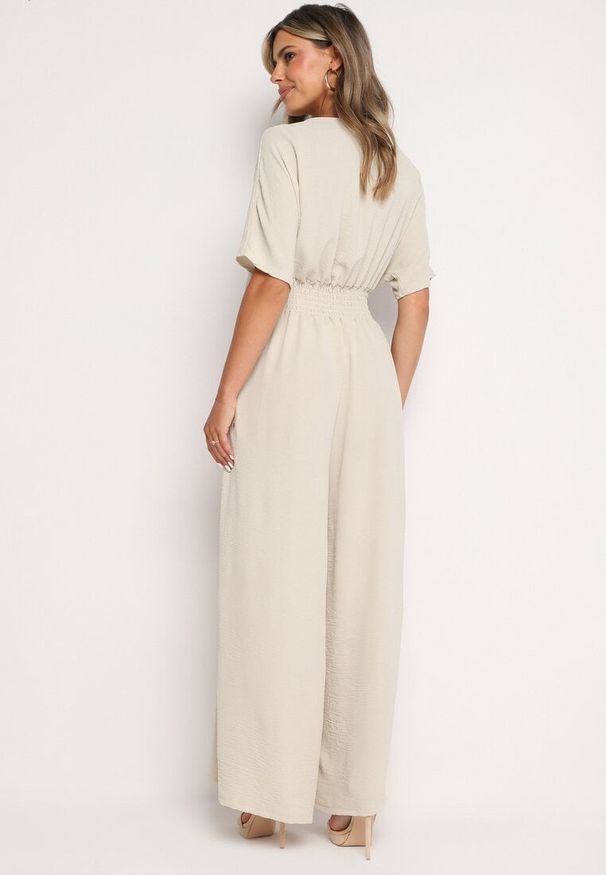 Born2be - Beżowy Kopertowy Kombinezon z Gumką w Talii i Szerokimi Nogawkami Vimashea. Okazja: na co dzień. Kolor: beżowy. Styl: elegancki, casual