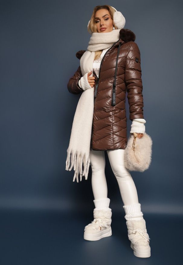 Renee - Brązowa Pikowana Kurtka z Kapturem Zdobionym Odpinanym Futerkiem Tinetisa. Okazja: na co dzień. Typ kołnierza: kaptur. Kolor: brązowy. Materiał: futro. Wzór: aplikacja. Styl: klasyczny, casual, elegancki