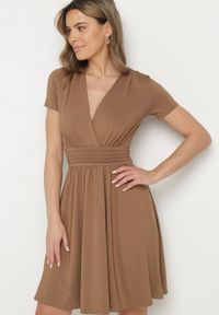 Born2be - Brązowa Rozkloszowana Sukienka z Wiskozą o Kopertowym Kroju z Marszczeniem Adivas. Okazja: na spacer, na co dzień. Typ kołnierza: dekolt w kształcie V. Kolor: brązowy. Materiał: wiskoza. Długość rękawa: krótki rękaw. Typ sukienki: kopertowe. Styl: casual, elegancki #1