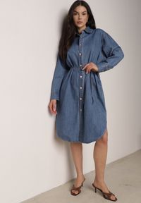 Born2be - Niebieska Koszulowa Sukienka Jeansowa z Bawełną Ozdobiona Paskiem Carenatesa. Okazja: na co dzień. Kolor: niebieski. Materiał: bawełna, jeans. Wzór: aplikacja. Typ sukienki: koszulowe. Styl: casual, klasyczny #3