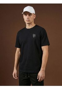 Sinsay - Bawełniana koszulka z nadrukiem - czarny. Kolor: czarny. Materiał: bawełna. Wzór: nadruk #1