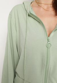 Born2be - Jasnozielony 2-częściowy Komplet Dresowy Krótka Bluza z Kapturem Spodnie z Gumką w Pasie Faelle. Kolor: zielony. Materiał: dresówka #3