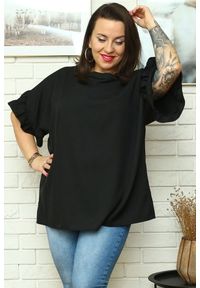 KARKO - Bluzka wieczorowa elegancka ozdobne falbanki przy rękawie RENE czarna. Typ kołnierza: kołnierz z falbankami. Kolekcja: plus size. Kolor: czarny. Materiał: elastan, poliester, tkanina, materiał. Długość rękawa: krótki rękaw. Długość: krótkie. Sezon: lato. Styl: wizytowy, elegancki