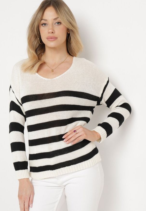 Born2be - Beżowo-Czarny Sweter w Paski z Trójkątnym Dekoltem i Długim Rękawem Oviunna. Okazja: na co dzień. Kolor: beżowy. Materiał: jeans. Długość rękawa: długi rękaw. Długość: długie. Wzór: paski. Styl: casual, elegancki