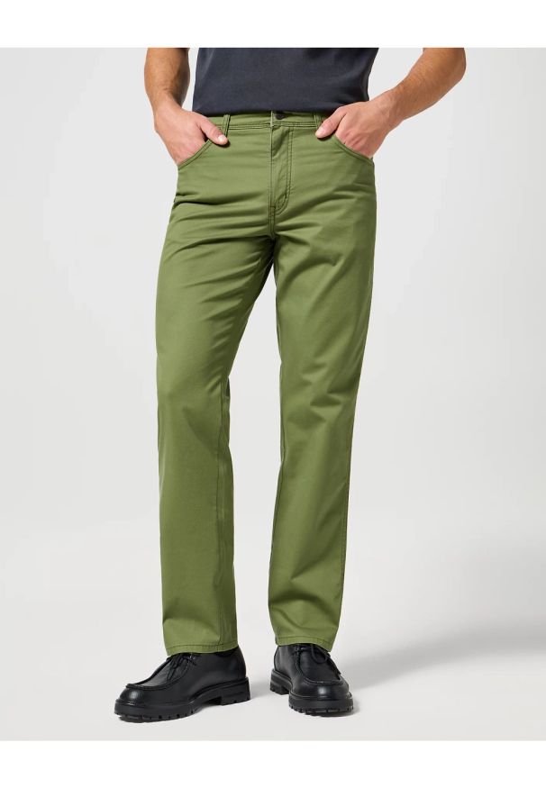 Wrangler - WRANGLER MĘSKIE SPODNIE MATERIAŁOWE TEXAS DUSTY OLIVE 112358215 W121018011
