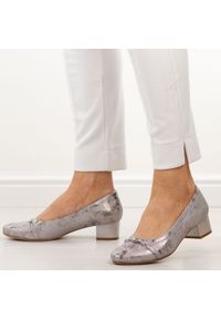 Srebrne czółenka damskie na obcasie M.Daszyński Sa210-12. Okazja: na co dzień, na spotkanie biznesowe, na ślub cywilny, na wesele, na imprezę. Nosek buta: okrągły. Kolor: srebrny. Szerokość cholewki: normalna. Wzór: aplikacja. Materiał: skóra. Sezon: wiosna, lato. Obcas: na obcasie. Styl: casual, biznesowy, elegancki, klasyczny. Wysokość obcasa: średni #1