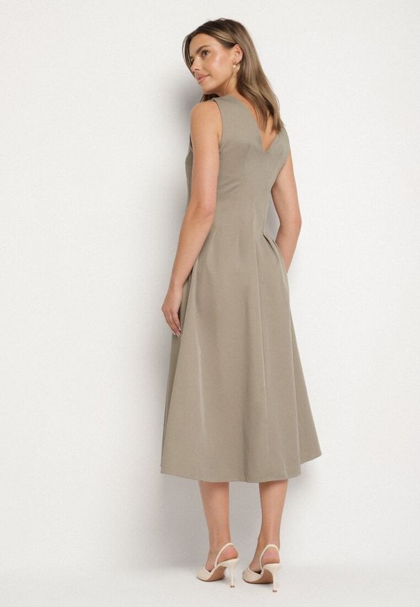 Born2be - Jasnozielona Sukienka o Rozkloszowanym Kroju z Dekoltem w Serek Alifia. Okazja: na imprezę, na co dzień, na spacer. Typ kołnierza: dekolt w serek. Kolor: zielony. Długość rękawa: bez rękawów. Typ sukienki: rozkloszowane, proste. Styl: casual, klasyczny