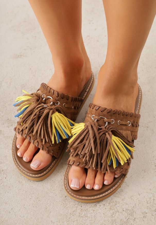 Born2be - Brązowe Płaskie Klapki Boho VICES z Imitacji Zamszu Zdobione Frędzlami Krili. Okazja: na co dzień, na spacer. Kolor: brązowy. Materiał: zamsz. Wzór: aplikacja. Sezon: lato. Obcas: na płaskiej podeszwie. Styl: boho