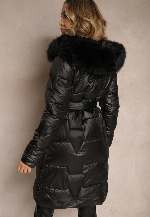 Renee - Czarna Długa Kurtka Pikowana z Odpinanym Kołnierzem i Paskiem Rinarella. Okazja: na co dzień. Kolor: czarny. Materiał: jeans. Długość: długie. Sezon: zima. Styl: elegancki, casual