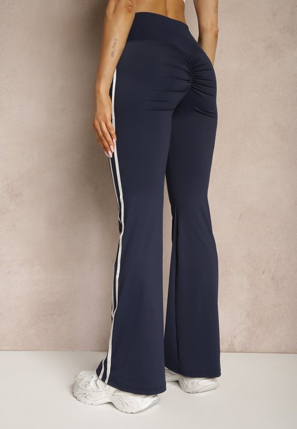 Renee - Granatowe Legginsy Flare High Waist z Marszczeniem i Lampasami Kirsena. Okazja: na co dzień. Stan: podwyższony. Kolor: niebieski. Styl: elegancki, casual
