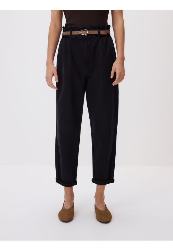 Reserved - Jeansy paperbag - czarny. Kolor: czarny