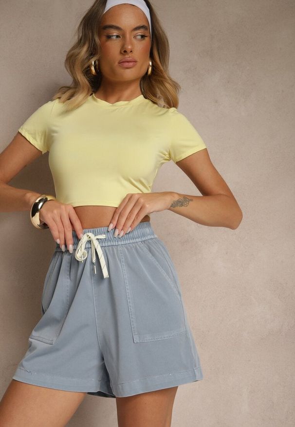 Renee - Jasnoniebieskie Szorty High Waist z Wiskozą o Klasycznym Kroju z Kieszeniami i Wiązaniem Raletta. Okazja: na co dzień. Stan: podwyższony. Kolor: niebieski. Materiał: wiskoza. Sezon: lato. Styl: klasyczny