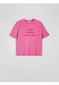 Reserved - T-shirt z napisem - różowy. Kolor: różowy. Materiał: bawełna, tkanina. Wzór: napisy